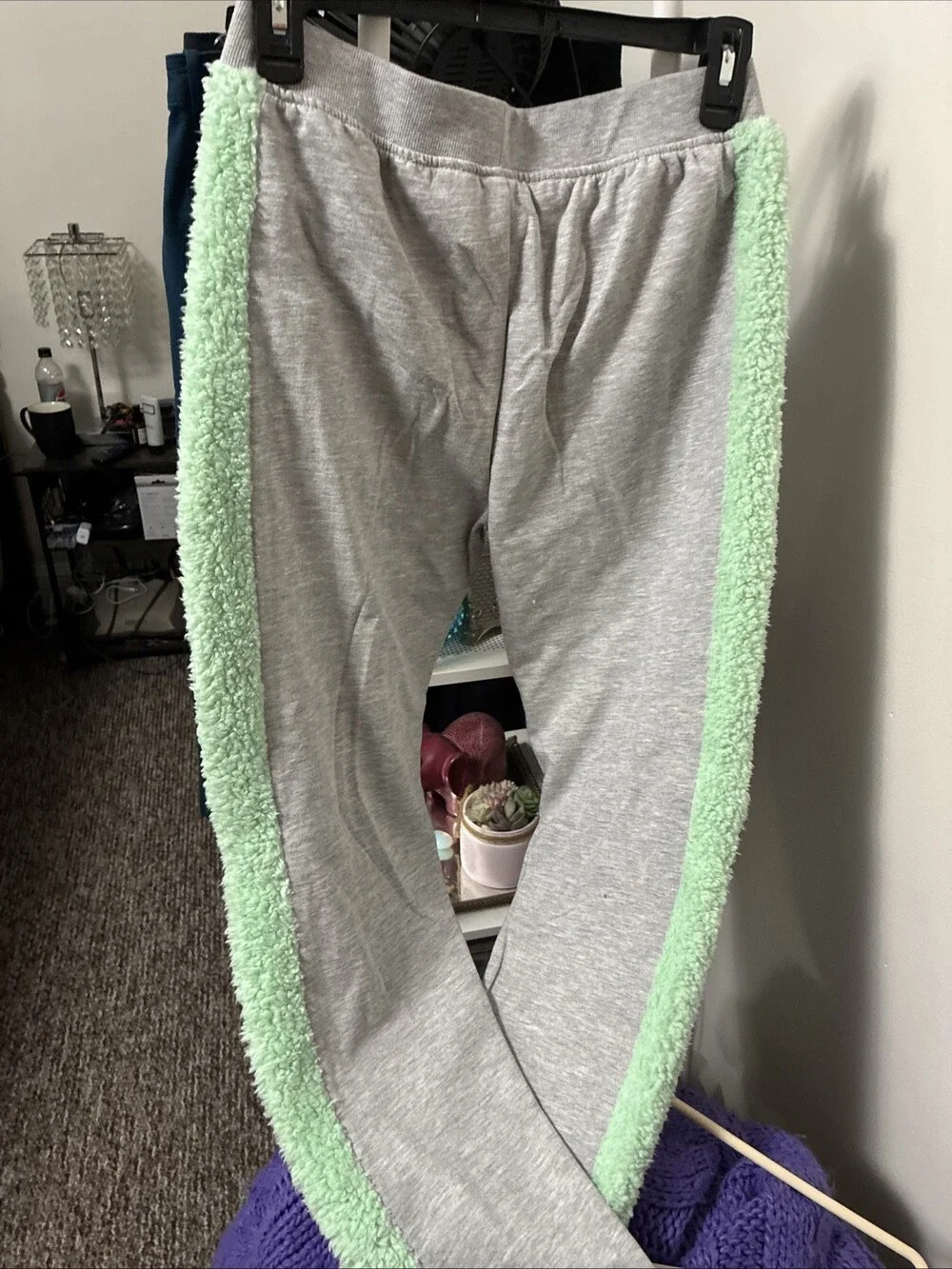 New Without Tags Big Kids girls Star Wars Gray And Green Fuzzy Sweatpants 14 16